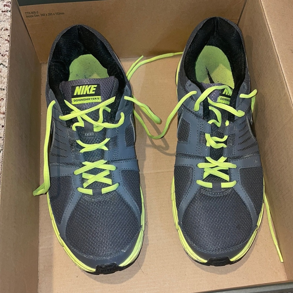Slightly used men Nike shoes